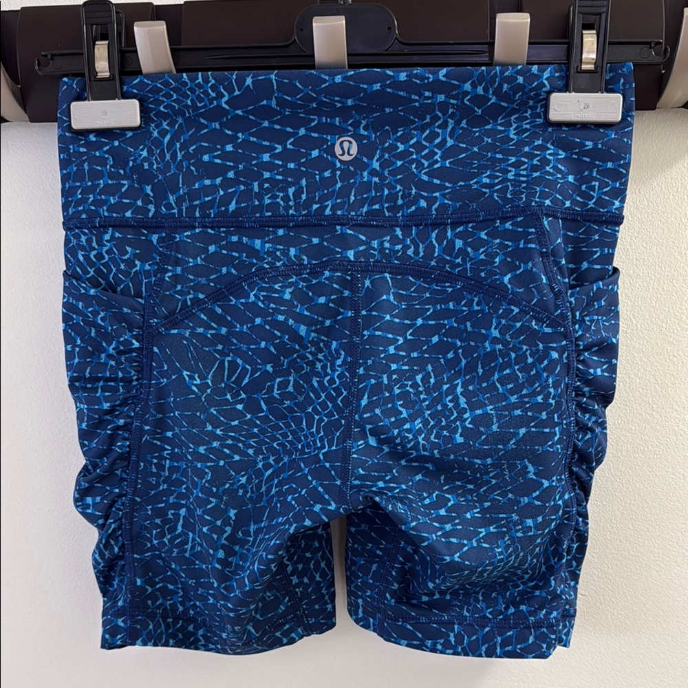 Lululemon Women’s Blue Patterned Shorts with side pockets excellent condition